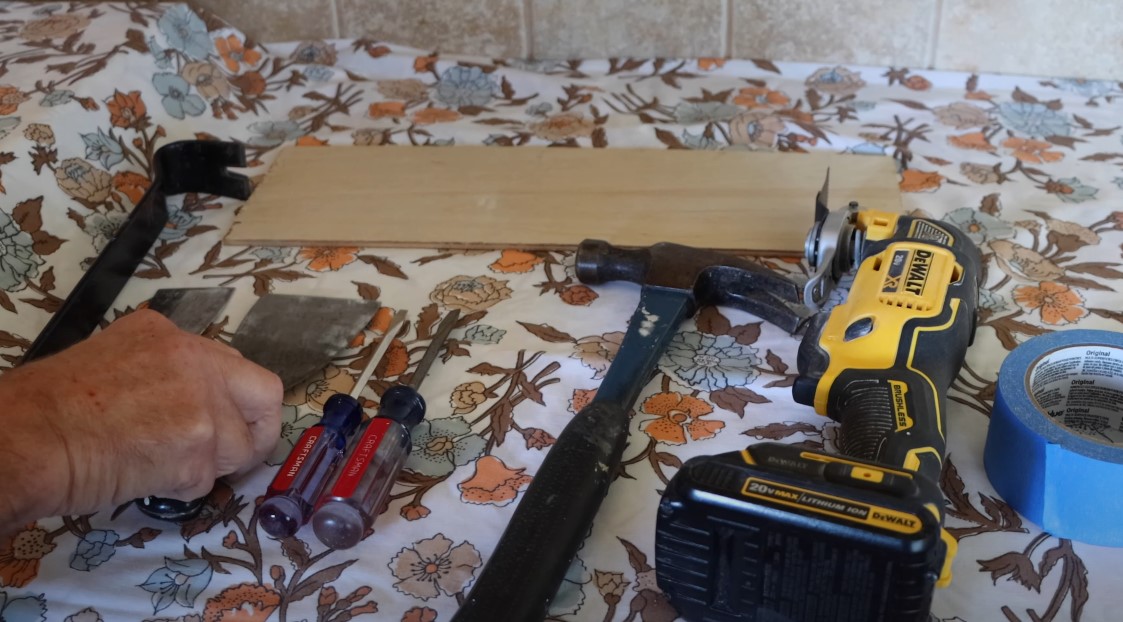 Removing tile backsplash